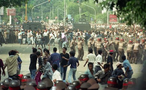 Kerusuhan 27 Juli 1996, Tantangan Berdemokrasi Masa Orde Baru.